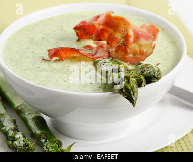 cremige Suppe mit Spargel und Speck. Selektiven Fokus Stockfoto