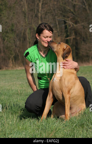 Frau mit Rhodesian Ridgeback Stockfoto