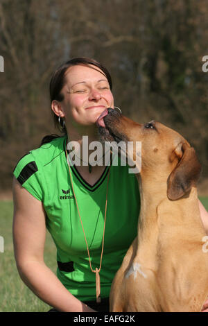 Frau mit Rhodesian Ridgeback Stockfoto