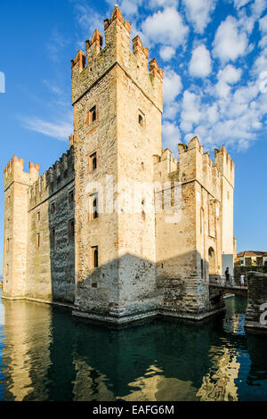 Italien, Lombardei, Gardasee, Sirmione, die Scaliger-Burg (13. Jh.). Stockfoto