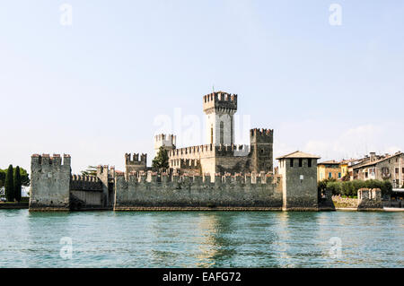 Italien, Lombardei, Gardasee, Sirmione, die Scaliger-Burg (13. Jh.). Stockfoto