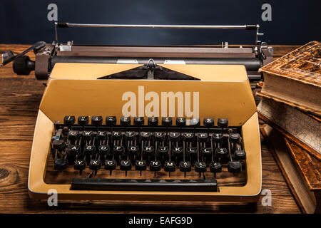 alte Schreibmaschine, einen Stapel Bücher und eine Menge Kreativität! Stockfoto