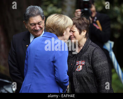 Auckland, Neuseeland. 14. November 2014. Bundeskanzlerin Angela Merkel (CDU) wird mit der traditionellen Maori Willkommenszeremonie in Auckland, New Zealand, 14. November 2014 begrüßt. Bundeskanzlerin Merkel besucht Neuseeland im Rahmen des G20-Gipfels in Brisbane, Australien und wird später nach Sydney Reisen. Bildnachweis: Dpa picture Alliance/Alamy Live News Stockfoto