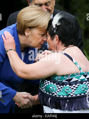 Auckland, Neuseeland. 14. November 2014. Bundeskanzlerin Angela Merkel (CDU, L) wird mit der traditionellen Maori Willkommenszeremonie in Auckland, New Zealand, 14. November 2014 begrüßt. Bundeskanzlerin Merkel besucht Neuseeland im Rahmen des G20-Gipfels in Brisbane, Australien und wird später nach Sydney Reisen. Bildnachweis: Dpa picture Alliance/Alamy Live News Stockfoto