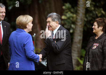 Auckland, Neuseeland. 14. November 2014. Bundeskanzlerin Angela Merkel (CDU, C) wird mit der traditionellen Maori Willkommenszeremonie in Auckland, New Zealand, 14. November 2014 begrüßt. Bundeskanzlerin Merkel besucht Neuseeland im Rahmen des G20-Gipfels in Brisbane, Australien und wird später nach Sydney Reisen. Bildnachweis: Dpa picture Alliance/Alamy Live News Stockfoto