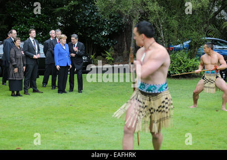 Auckland, Neuseeland. 14. November 2014. Bundeskanzlerin Angela Merkel ist mit den Maori Begrüßungszeremonie nach ihrer Ankunft in Auckland, New Zealand, 14. November 2014 begrüßt. Merkel besuchte nach Neuseeland vor ihrer Reise nach Brisbane, Australien, wo sie dem G20-Gipfel am 15. / 16. November an. Foto: Kay Nietfeld/Dpa/Alamy Live News Stockfoto