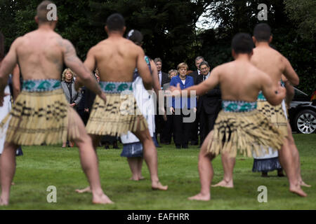 Auckland, Neuseeland. 14. November 2014. Bundeskanzlerin Angela Merkel (CDU, C) wird mit den Maori Begrüßungszeremonie nach ihrer Ankunft in Auckland, New Zealand, 14. November 2014 begrüßt. Merkel besuchte nach Neuseeland vor ihrer Reise nach Brisbane, Australien, wo sie dem G20-Gipfel am 15. / 16. November an. Foto: Kay Nietfeld/Dpa/Alamy Live News Stockfoto