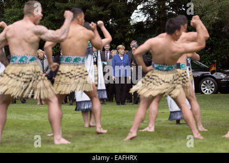 Auckland, Neuseeland. 14. November 2014. Bundeskanzlerin Angela Merkel (CDU, C) wird mit den Maori Begrüßungszeremonie nach ihrer Ankunft in Auckland, New Zealand, 14. November 2014 begrüßt. Merkel besuchte nach Neuseeland vor ihrer Reise nach Brisbane, Australien, wo sie dem G20-Gipfel am 15. / 16. November an. Foto: Kay Nietfeld/Dpa/Alamy Live News Stockfoto