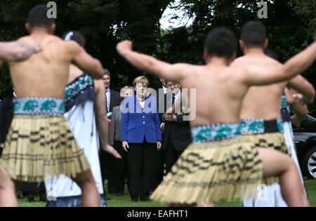 Auckland, Neuseeland. 14. November 2014. Bundeskanzlerin Angela Merkel (CDU, C) wird mit den Maori Begrüßungszeremonie nach ihrer Ankunft in Auckland, New Zealand, 14. November 2014 begrüßt. Merkel besuchte nach Neuseeland vor ihrer Reise nach Brisbane, Australien, wo sie dem G20-Gipfel am 15. / 16. November an. Foto: Kay Nietfeld/Dpa/Alamy Live News Stockfoto