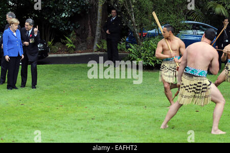 Auckland, Neuseeland. 14. November 2014. Bundeskanzlerin Angela Merkel (CDU, L) wird mit den Maori Begrüßungszeremonie nach ihrer Ankunft in Auckland, New Zealand, 14. November 2014 begrüßt. Merkel besuchte nach Neuseeland vor ihrer Reise nach Brisbane, Australien, wo sie dem G20-Gipfel am 15. / 16. November an. Foto: Kay Nietfeld/Dpa/Alamy Live News Stockfoto