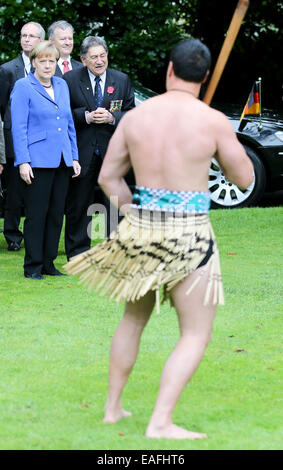 Auckland, Neuseeland. 14. November 2014. Bundeskanzlerin Angela Merkel (CDU, L) wird mit den Maori Begrüßungszeremonie nach ihrer Ankunft in Auckland, New Zealand, 14. November 2014 begrüßt. Merkel besuchte nach Neuseeland vor ihrer Reise nach Brisbane, Australien, wo sie dem G20-Gipfel am 15. / 16. November an. Foto: Kay Nietfeld/Dpa/Alamy Live News Stockfoto