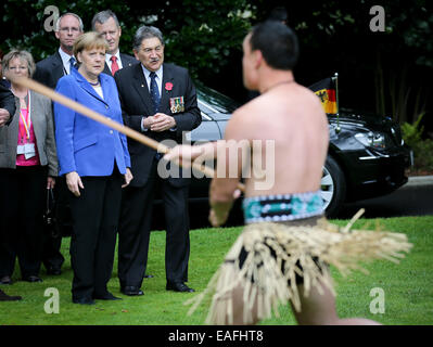 Auckland, Neuseeland. 14. November 2014. Bundeskanzlerin Angela Merkel (CDU, L) wird mit den Maori Begrüßungszeremonie nach ihrer Ankunft in Auckland, New Zealand, 14. November 2014 begrüßt. Merkel besuchte nach Neuseeland vor ihrer Reise nach Brisbane, Australien, wo sie dem G20-Gipfel am 15. / 16. November an. Foto: Kay Nietfeld/Dpa/Alamy Live News Stockfoto