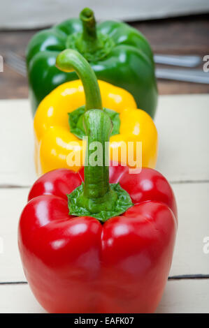 drei frische Paprika über alten Holztisch Stockfoto