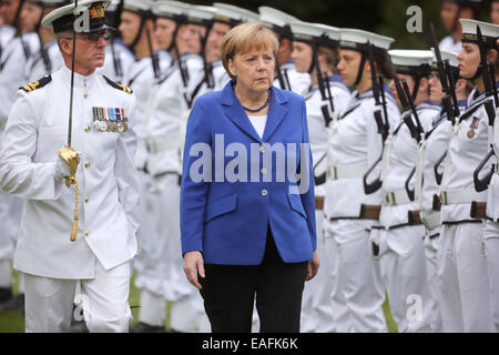 Auckland, Neuseeland. 14. November 2014. Bundeskanzlerin Angela Merkel (CDU) ist mit militärischen Ehren bei ihrer Ankunft in Auckland, New Zealand, 14. November 2014 begrüßt. Merkel besuchte nach Neuseeland vor ihrer Reise nach Brisbane, Australien, wo sie dem G20-Gipfel am 15. / 16. November an. Foto: Kay Nietfeld/Dpa/Alamy Live News Stockfoto