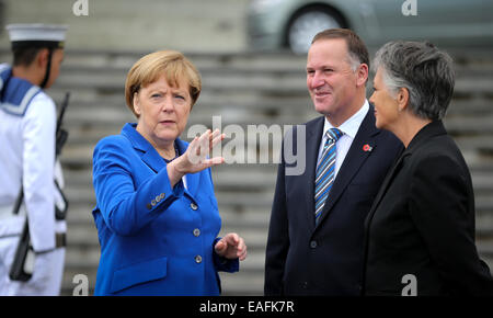 Auckland, Neuseeland. 14. November 2014. Bundeskanzlerin Angela Merkel (CDU) im Gespräch mit dem Premierminister von Neuseeland John Key und der stellvertretende Bürgermeister Penny Hulse an das Auckland War Memorial in Auckland, New Zealand, 14. November 2014. Merkel besuchte nach Neuseeland vor ihrer Reise nach Brisbane, Australien, wo sie dem G20-Gipfel am 15. / 16. November an. Foto: Kay Nietfeld/Dpa/Alamy Live News Stockfoto