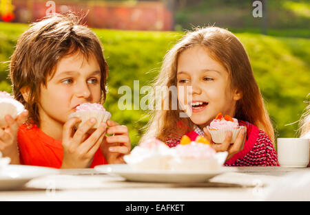 Nahaufnahme der niedlichen Kinder mit cupcakes Stockfoto