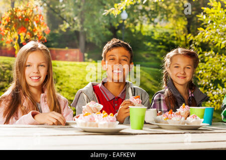 Internationale Freunde Essen Muffins außerhalb Stockfoto