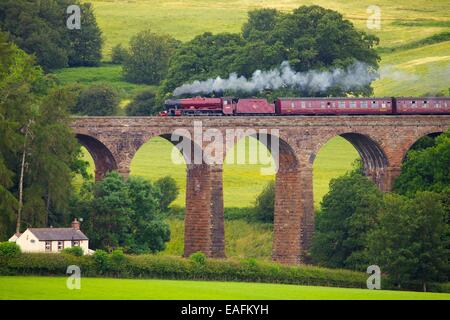 Galatea Dampfzug auf trockenen Beck-Viadukt in der Nähe von Armathwaite, machen Sie es sich Carlisle Railway Line, Eden Valley, Cumbria, England, UK, Stockfoto