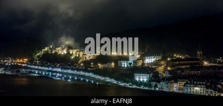 Blick auf die Burg von Bouillon beleuchtet in der Nacht mit einer Wolke aus Nebel Fernsehen drüber Stockfoto