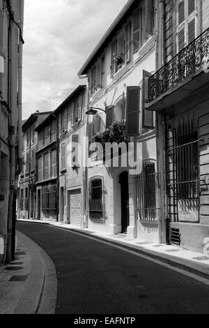 Straße in der Altstadt von Avignon, Vaucluse, Provence-Alpes-Côte d'Azur, Frankreich Stockfoto