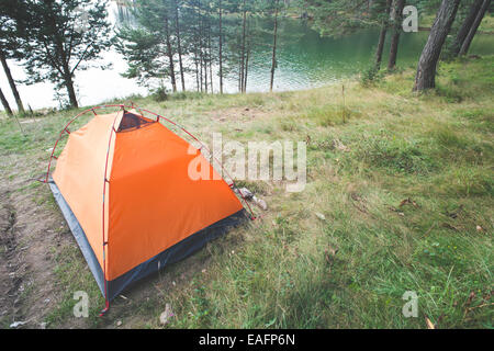 Zelt vor Berg Staumauer. Bäume Stockfoto