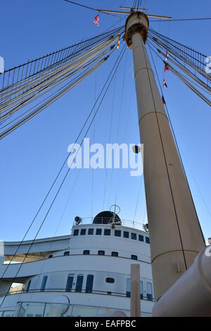 Die Queen Mary bei ihrer Geburt am Hafen von Los Angeles Stockfoto