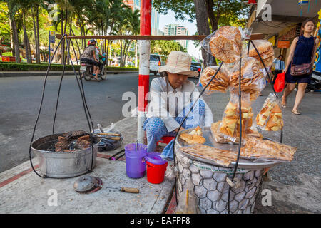 Typische Straße Verkäufer Verkauf von frischen Lebensmitteln am Straßenrand Stockfoto