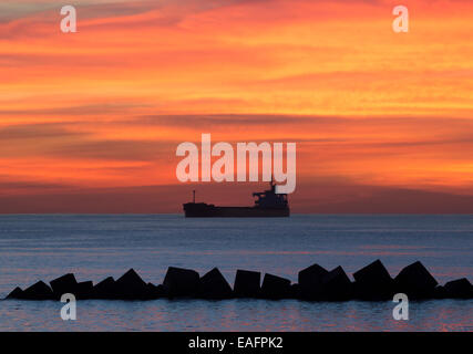 Tanker bei Sonnenaufgang Stockfoto