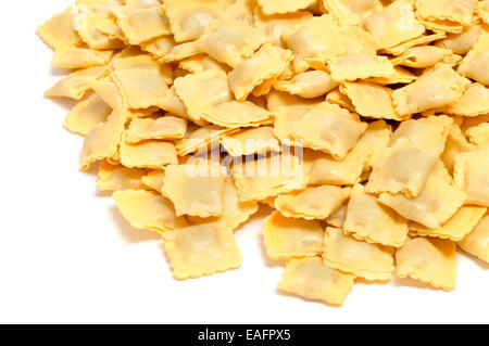 ein Haufen von rohem Tortellini auf weißem Hintergrund Stockfoto