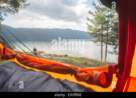 Blick vom im Inneren des Zeltes. Zeigen Sie aus dem Wald an Stockfoto