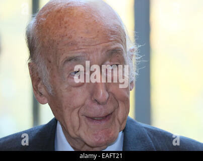 Berlin, Deutschland. 14. November 2014. Ehemalige französische Staatspräsident Valéry Giscard d ' Estaing (von 1974 bis 1981), kommt für das Europa-Forum am Konrad-Adenauer-Stiftung in Berlin, Deutschland, 14. November 2014. Die Konrad-Adenauer-Stiftung veranstaltet das Forum mit dem Thema "Europa von morgen - Herausforderungen für die EU und ihre Mitglieder". Foto: Stephanie Pilick/Dpa/Alamy Live News Stockfoto