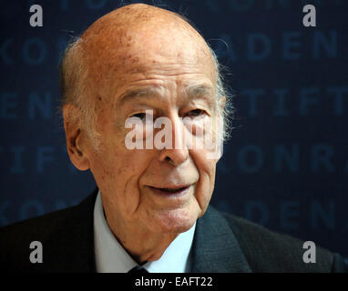 Berlin, Deutschland. 14. November 2014. Ehemalige französische Staatspräsident Valéry Giscard d ' Estaing (von 1974 bis 1981), kommt für das Europa-Forum am Konrad-Adenauer-Stiftung in Berlin, Deutschland, 14. November 2014. Die Konrad-Adenauer-Stiftung veranstaltet das Forum mit dem Thema "Europa von morgen - Herausforderungen für die EU und ihre Mitglieder". Foto: Stephanie Pilick/Dpa/Alamy Live News Stockfoto