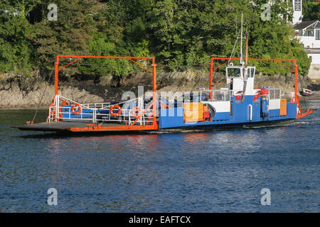 FOWEY, CORNWALL, UK - 15. August 2014: Bodinnick, Fowey Autofähre über den Fluss Fowey.  Diese Kreuzung spart eine lange Straße-Umleitung Stockfoto