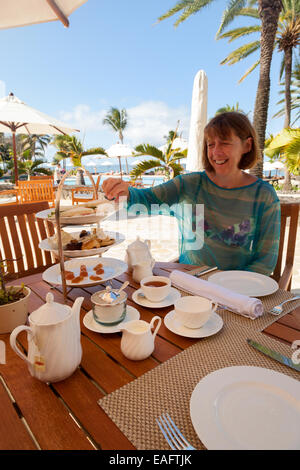 Frau-Tourist mit Nachmittagstee im Luxus Residence Hotel, Belle Mare, Mauritius Stockfoto