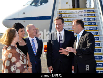 Brisbane, Australien. 14. November 2014. Der britische Premierminister David Cameron (2. R) und australische Premierminister Tony Abbott (1. R) kommen am Flughafen Brisbane auf dem G20-Gipfel in Brisband, Australien, 14. November 2014 teilnehmen. Bildnachweis: Xinhua/Alamy Live-Nachrichten Stockfoto