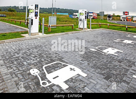 Ein Punkt in Gloucester Dienstleistungen M5 Richtung Norden oder Richtung Norden Autobahn Ladestation für Elektroautos Stockfoto