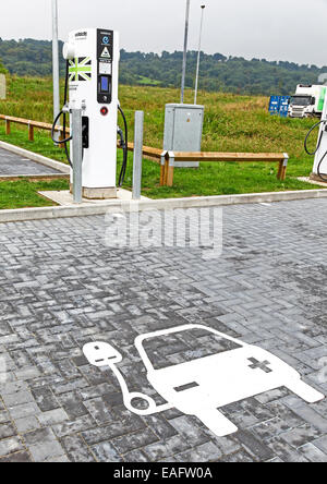 Ein Punkt in Gloucester Dienstleistungen M5 Richtung Norden oder Richtung Norden Autobahn Ladestation für Elektroautos Stockfoto