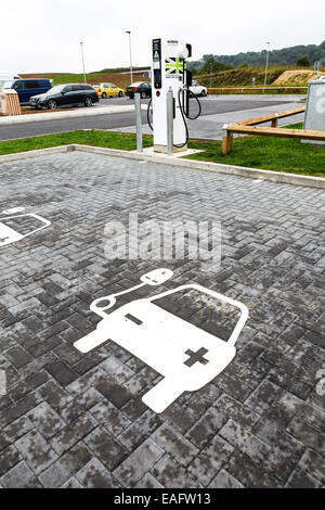 Ein Schild auf der Straße für ein Elektroauto laden Fahren Sie auf die Gloucester Services M5 North oder North Bound Autobahn Stockfoto