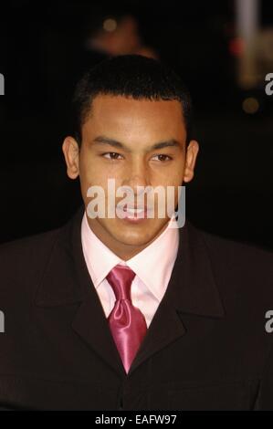 THEO WALCOTT kommt bei der BBC Sports Personality of the Year Awards am BBC Television Centre London, England - 11.12.05 Stockfoto