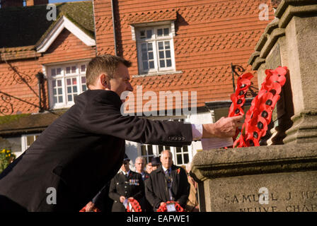 MP Jeremy Hunt legen einen Kranz am Remembrance Sunday, High Street, Haslemere, Surrey, UK. Stockfoto