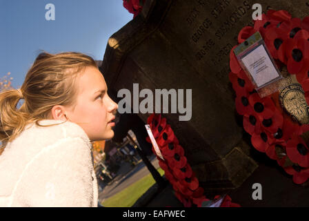 18 Jahre altes Mädchen Kränze am Remembrance Sunday, High Street, Haslemere, Surrey, UK durchlesen. Stockfoto