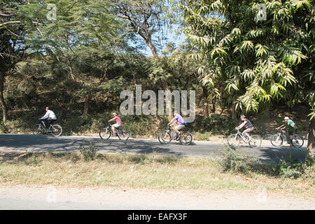 Organisiert Fahrrad Radtour von Mandalay Überschrift zu Inwa, Ava-Region, in der Nähe von Mandalay, Birma, Myanmar, Südostasien, Asien, Stockfoto