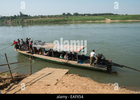 Flussschiff unter Einheimischen, Fahrräder und Touristen von und nach Inwa, Ava-Bereich über Irrawaddy-Fluss in der Nähe von Mandalay, Birma, Myanmar, Asien, Stockfoto