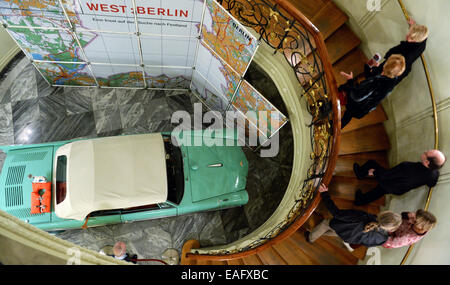 Berlin, Deutschland. 13. November 2014. Besucher betrachten das lebhafte Cabrio "Amphicar" aus den 1960er Jahren am Tag Eröffnung der Ausstellung "WEST: BERLIN - eine Insel auf der Suche nach Festland" im Stadtmuseum Berlin in Berlin, Deutschland, 13. November 2014. Die Show mit rund 500 Exponate läuft bis zum 28. Juni 2015. Foto: Soeren Stache/Dpa/Alamy Live News Stockfoto