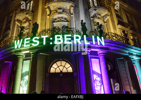 Berlin, Deutschland. 13. November 2014. Eine Leuchtreklame ist während der Tag der Eröffnung der Ausstellung "WEST: BERLIN - eine Insel auf der Suche nach Festland" im Stadtmuseum Berlin in Berlin, Deutschland, 13. November 2014 gesehen. Die Show bietet rund 500 Exponate und läuft bis zum 28. Juni 2015. Foto: Soeren Stache/Dpa/Alamy Live News Stockfoto