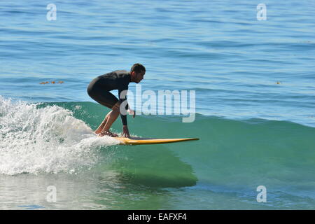 Surfen am Zuma Beach Kalifornien Stockfoto