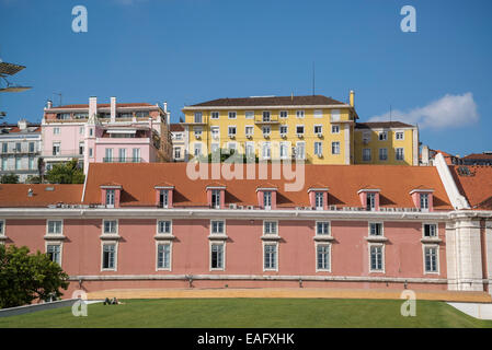 Gebäude entlang des Flusses Tejo im Zentrum von Lissabon, Portugal Stockfoto