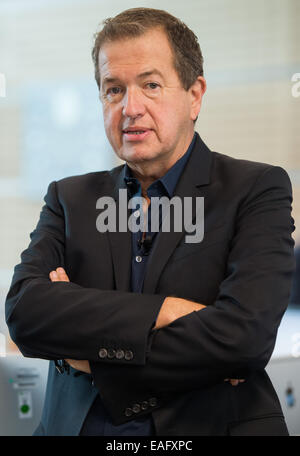 Berlin, Deutschland. 14. November 2014. Die Portrait- und Mode-Fotograf Mario Testino steht in der Redaktion bei der Welt-Gruppe in Berlin, Deutschland, 14. November 2014. Als Chefredakteur der Zeit ist Testino mit der nächsten Ausgabe der "Welt am Sonntag." aushelfen Foto: LUKAS SCHULZE/Dpa/Alamy Live News Stockfoto