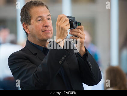 Berlin, Deutschland. 14. November 2014. Die Portrait- und Mode-Fotograf Mario Testino steht in der Redaktion bei der Welt-Gruppe in Berlin, Deutschland, 14. November 2014. Als Chefredakteur der Zeit ist Testino mit der nächsten Ausgabe der "Welt am Sonntag." aushelfen Foto: LUKAS SCHULZE/Dpa/Alamy Live News Stockfoto