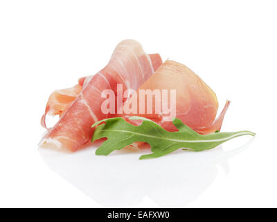 Scheibe italienischer Schinken mit Rucola-Blatt, isoliert auf weiss Stockfoto